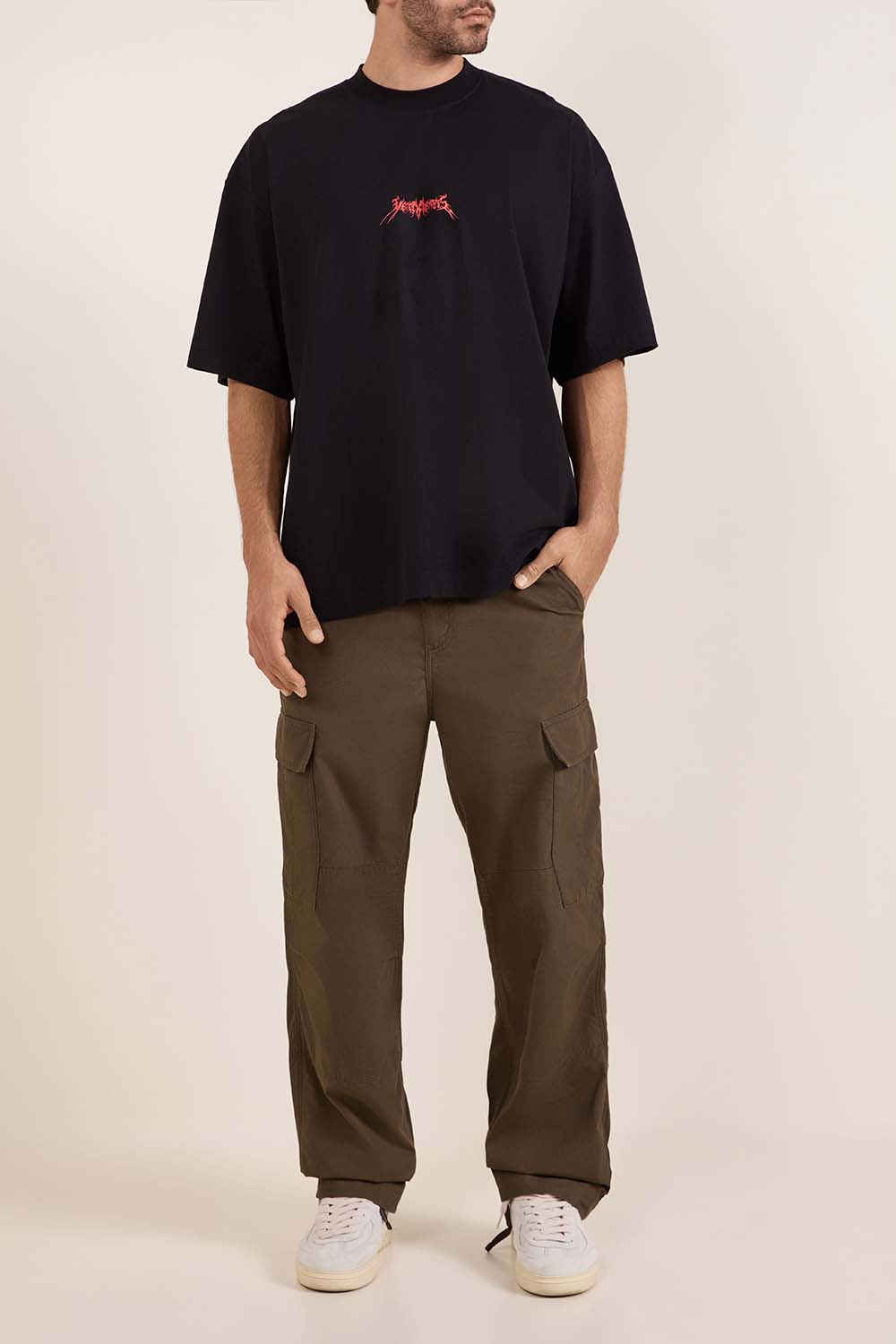 תמונת כל הלוק של חולצת טי